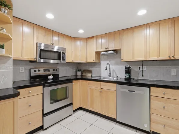 10 Hazelwood Ave Unit 2, Dracut, MA 01826