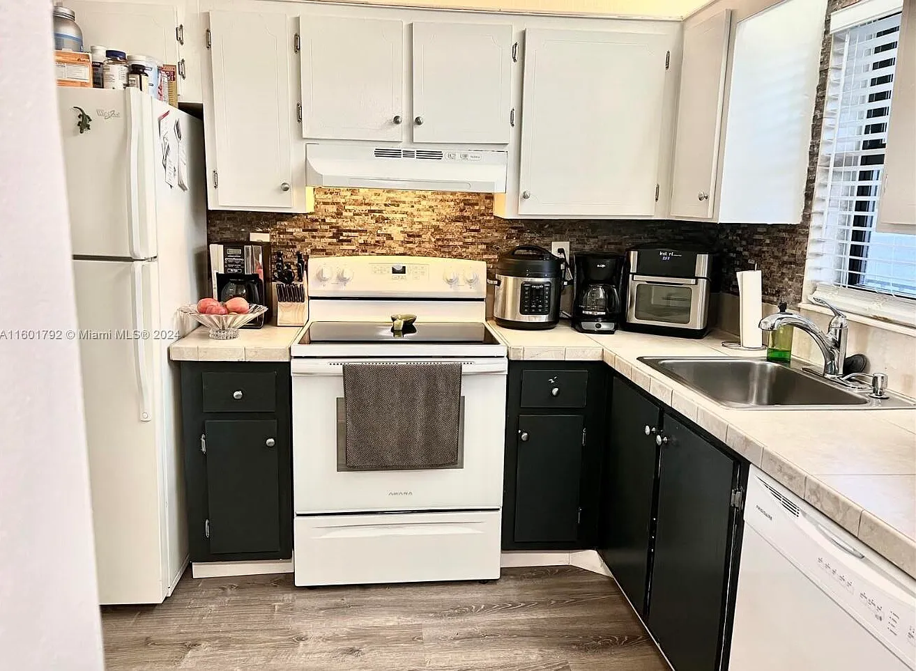 2 bed, 2.0 bath, 900 sqft, $2,200 — Photo 3