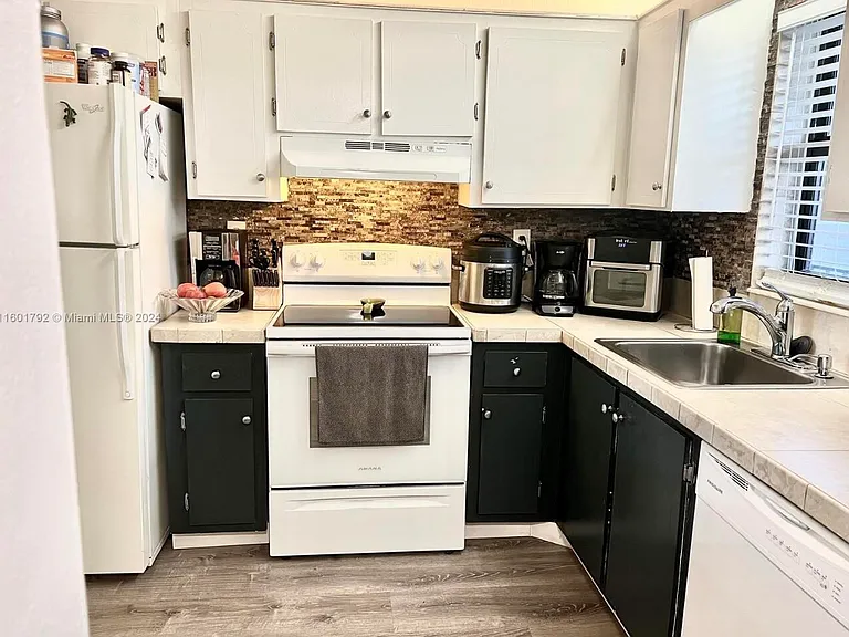 9235 SW 8th St #507 — Photo 3