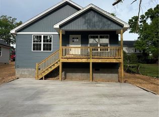 122 Riverview Dr, Calhoun, GA 30701