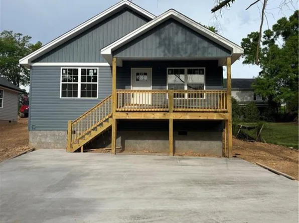 122 Riverview Dr, Calhoun, GA 30701