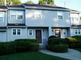 190 Red Oak Ln, Bridgeport, CT 06606