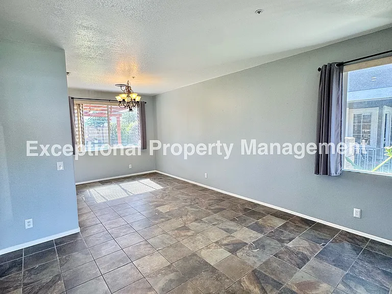 15381 Citation Ave — Photo 2