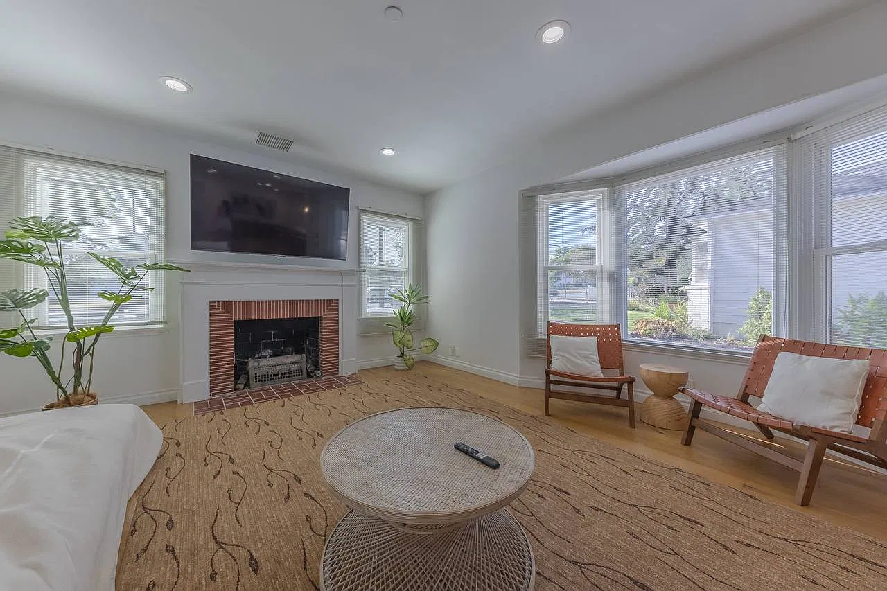 4 bed, 1960 sqft, $9,900 — Photo 1