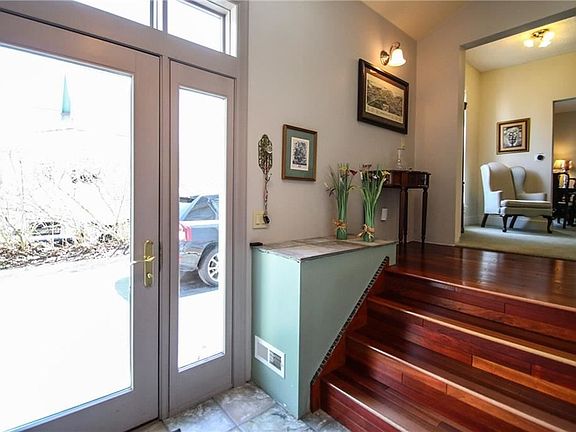 3rd image of 50 Ontario St