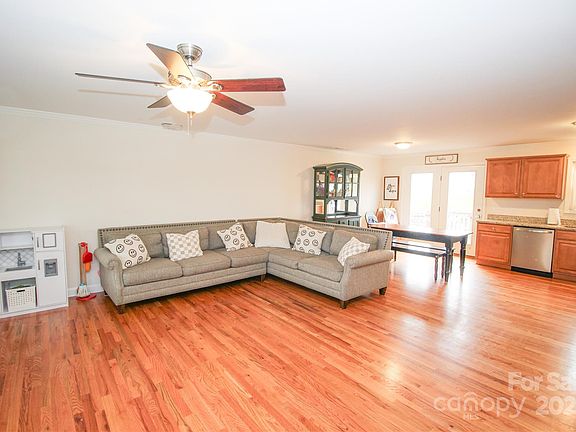 4th image of 118 Stephens Dr