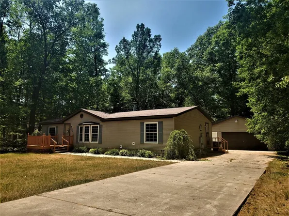 194 Pepperell Ave, Houghton Lake, MI 48629