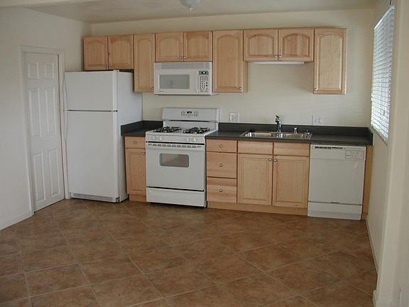 Walk in pantry, Gas range, microwave, dish washer, 18 cu ft refrigerator