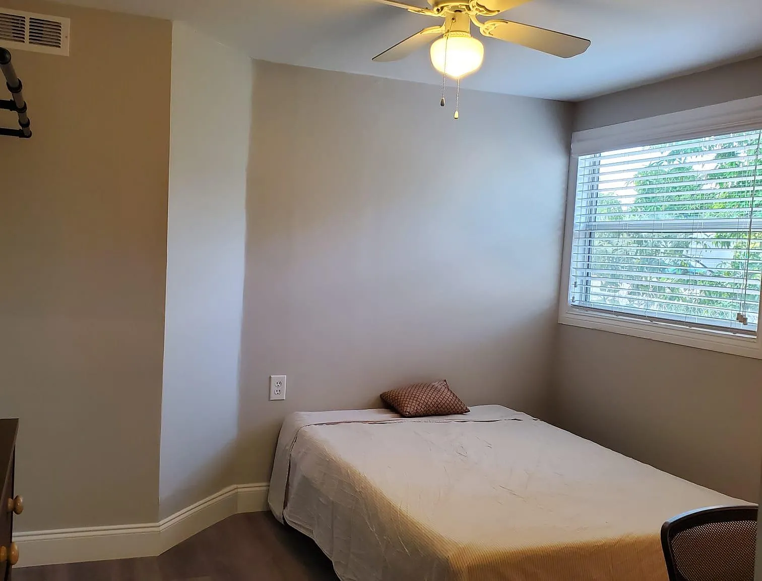 4 bed, 2.0 bath, 1135 sqft, $819 — Photo 1