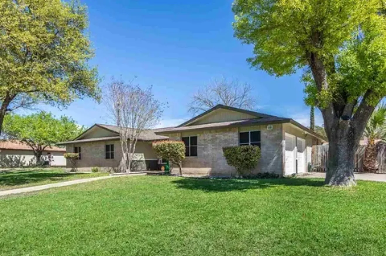 3 bed, 1979 sqft, $1,995 — Photo 1
