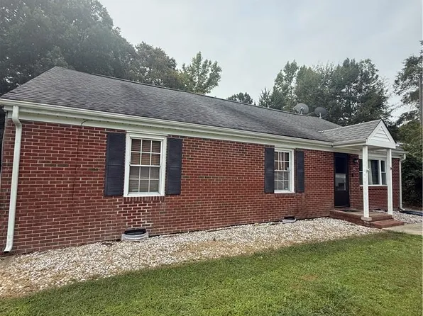449 Colonial Trl W, Dendron, VA 23839