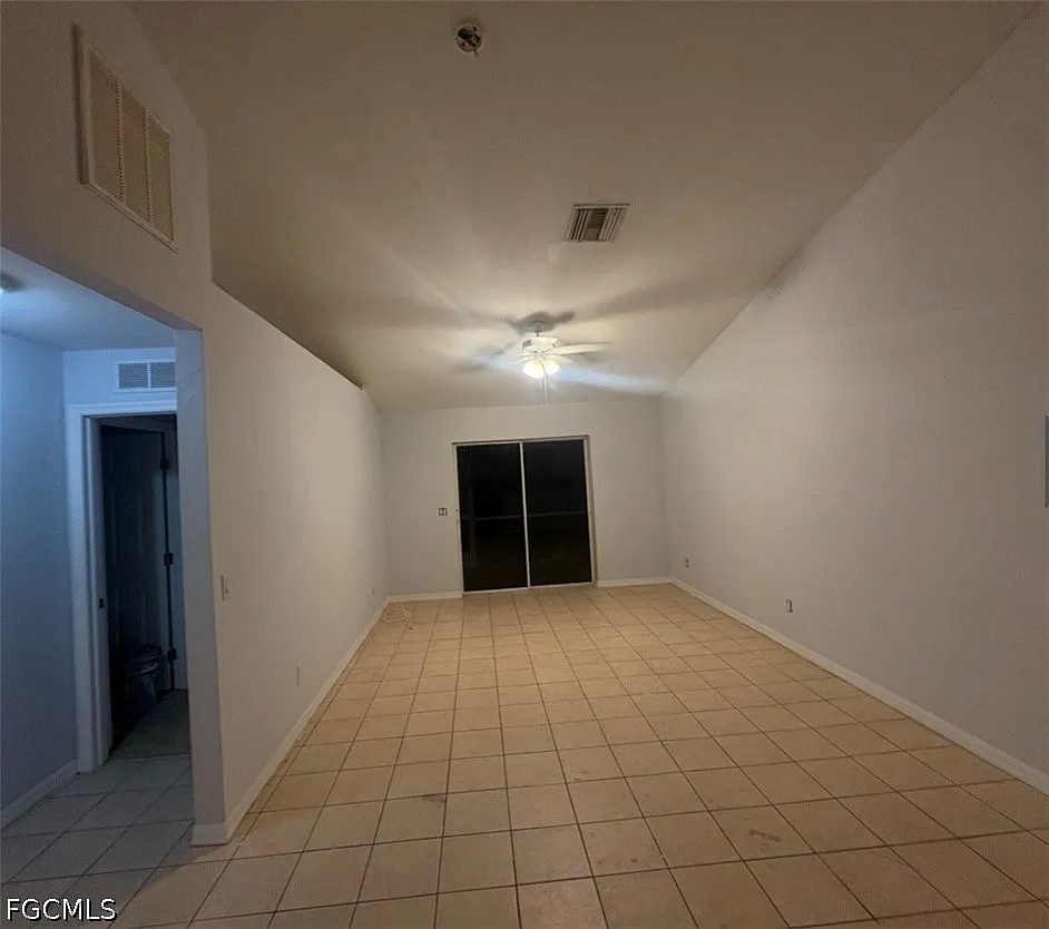 2 bed, 2.0 bath, 914 sqft, $1,225 — Photo 3