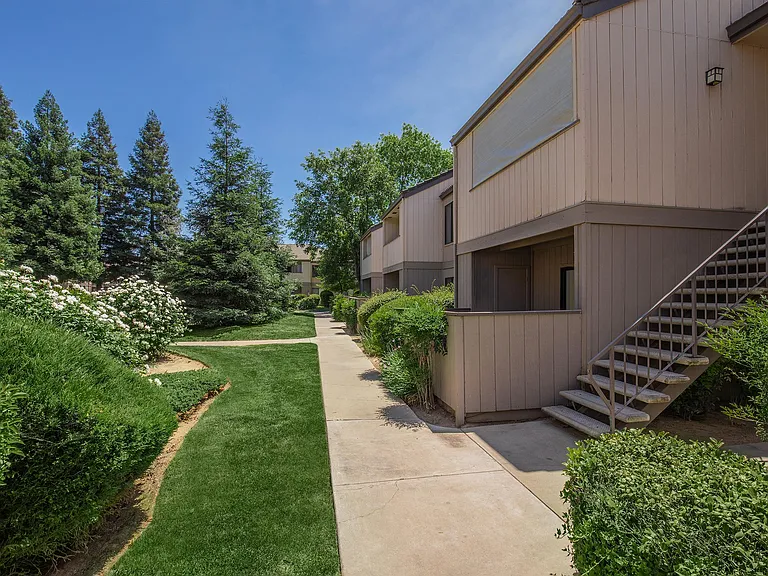Renaissance Apartments — Photo 16