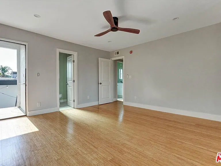 5726 Woodman Ave #2 — Photo 28