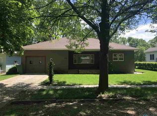 736 S Cherry St, Freeman, SD 57029