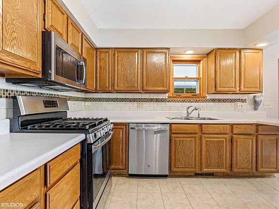 5th image of 1054 Blackburn St