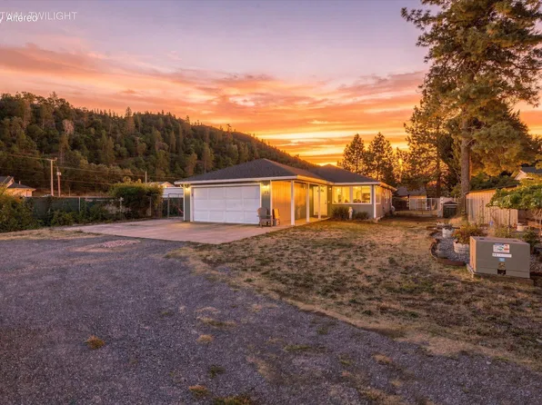 125 Penny Ln, Shady Cove, OR 97539