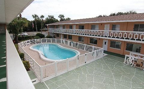 3rd image of 2111 Lakeview Dr APT 4C