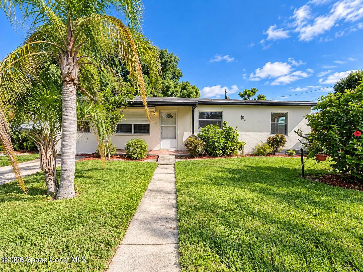 3 bed, 1.0 bath, 1140 sqft, $1,700 — Photo 1