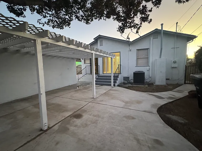 2386 Woods Ave — Photo 15