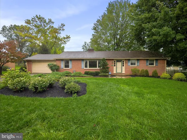 202 Sherwood Dr, Chambersburg, PA 17202