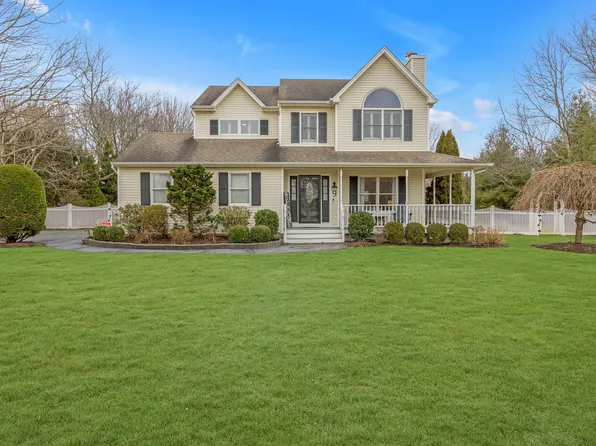 9 Bay Run Ln, Jamesport, NY 11901