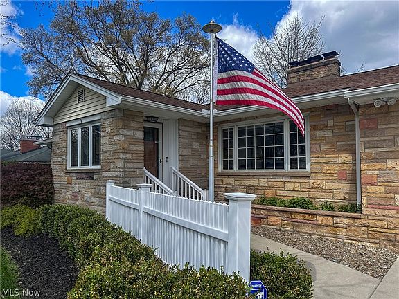 3rd image of 1011 Park Cir