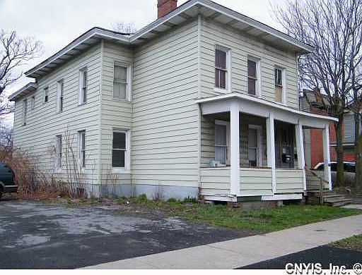 3rd image of 211 Catherine St