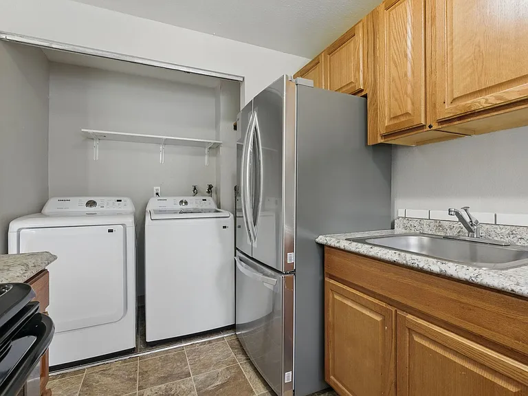 Comfort & Convenience in the Heart of Lents! — Photo 17