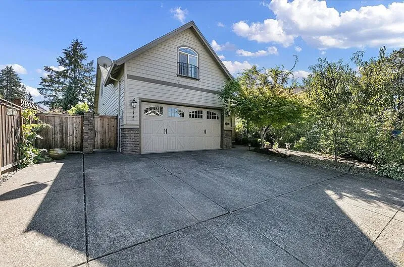 3 bed, 3.0 bath, 2232 sqft, $3,295 — Photo 3