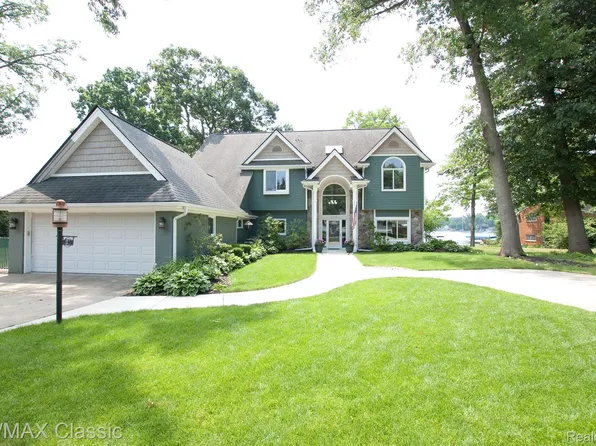 9049 Longcroft Dr, White Lake, MI 48386