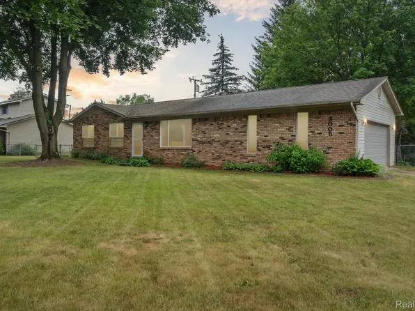 3005 W Commerce Rd, Milford, MI 48380