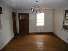 4th image of 321 Charlesworth Ave