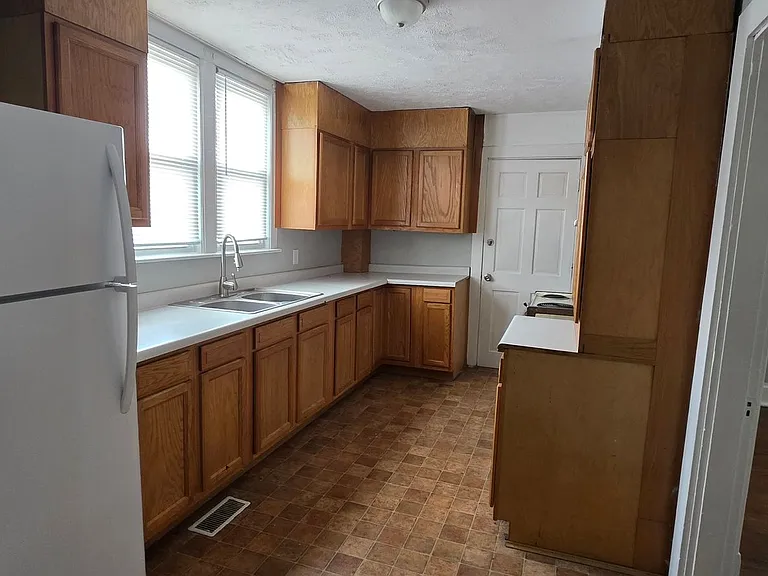 223 E 11th St — Photo 2