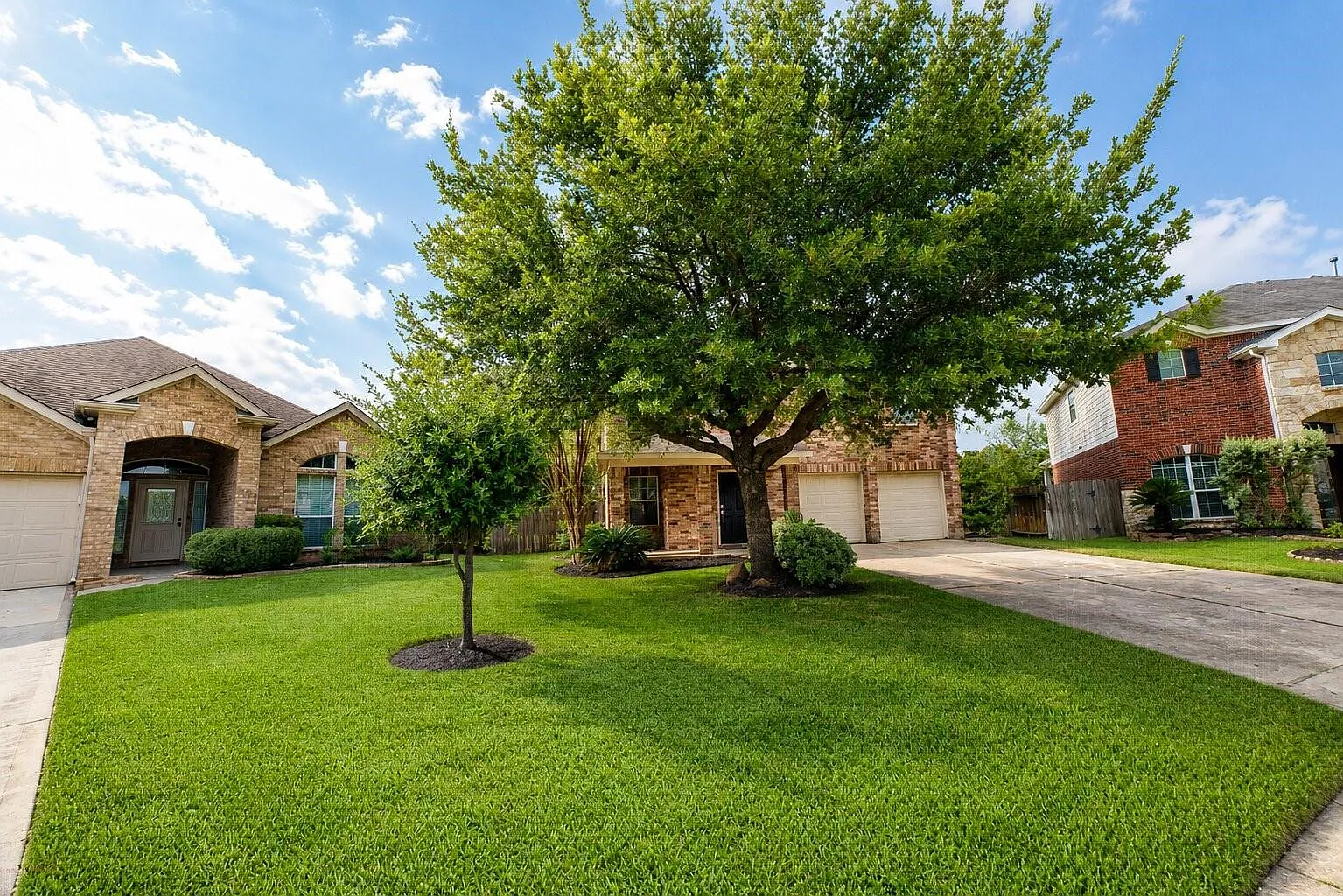 4 bed, 2.5 bath, 2721 sqft, $2,400 — Photo 1