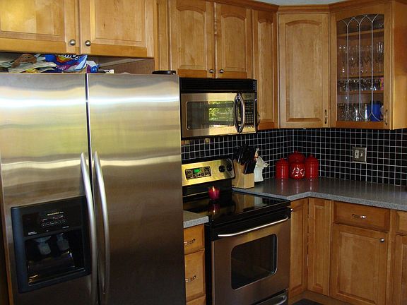Remodeled kitchen w/ SS appliances