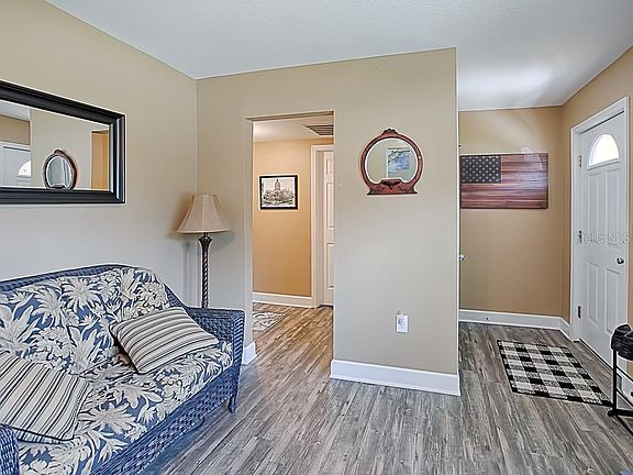 2nd image of 820 Donnelly St