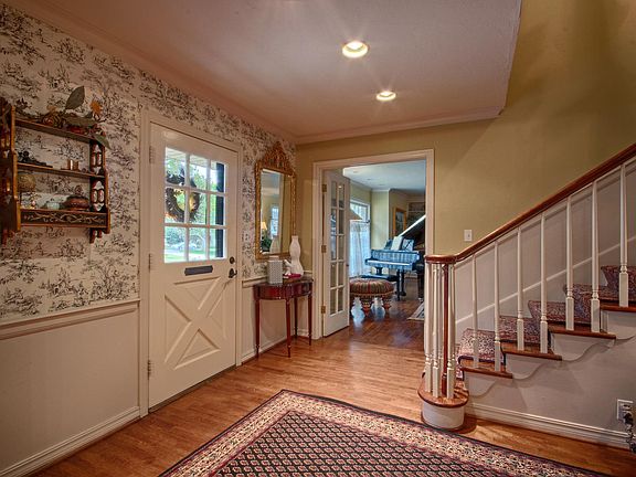 5th image of 1702 Guilford Ln