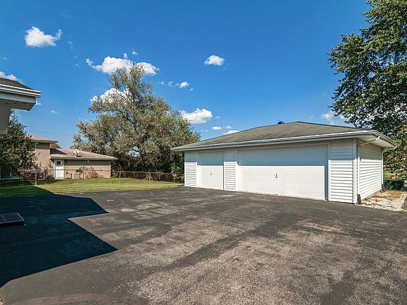 5th image of 929 Balsam Ln