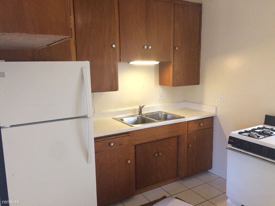 Large kitchen with FF refrigerator, nook with picture window