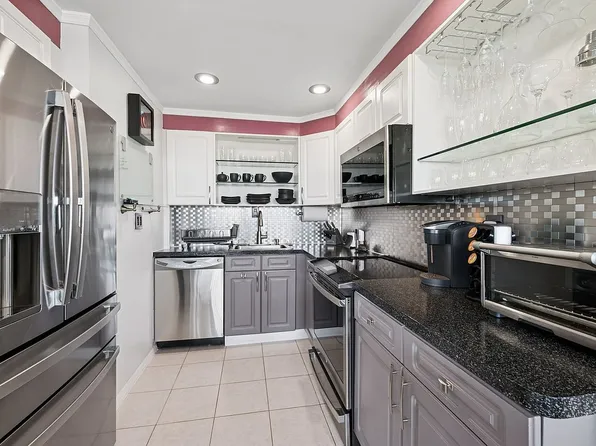 162-40 9th Ave APT 8B, Whitestone, NY 11357