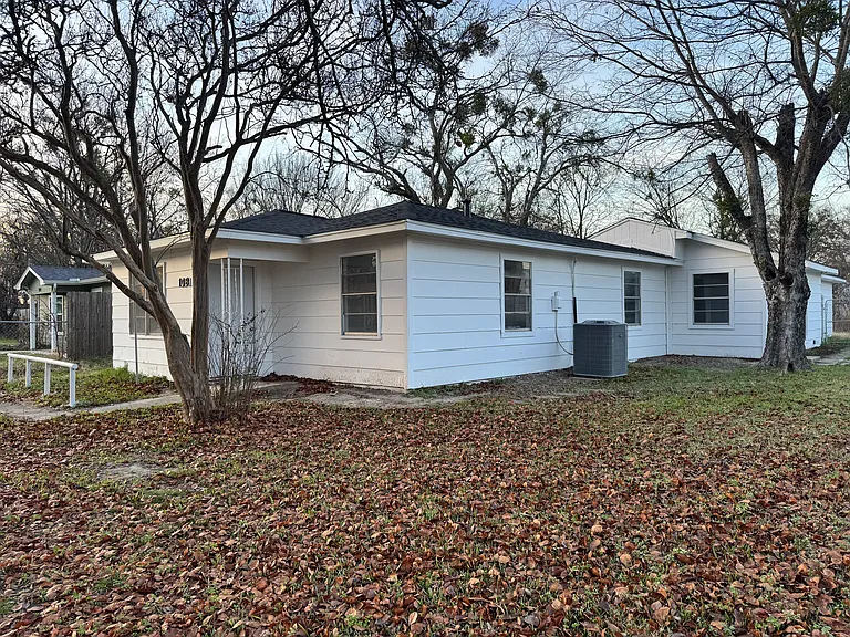 108 E Kirby St — Photo 1
