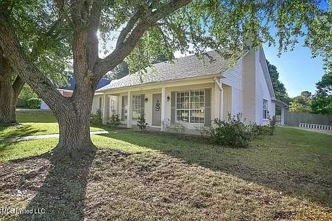 631 Live Oak Dr — Photo 2