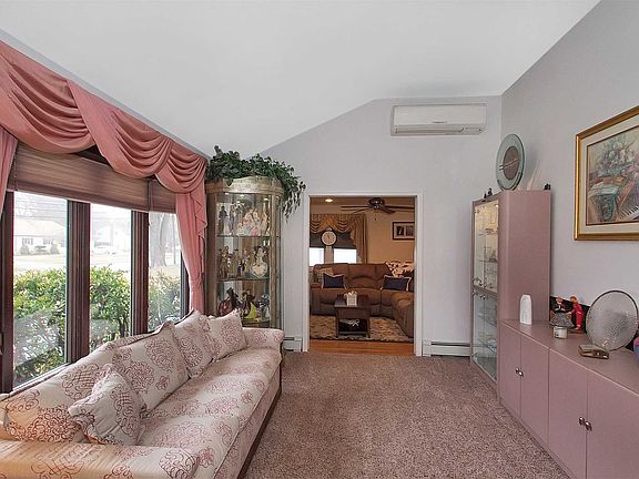 2nd image of 979 Gardiner Dr