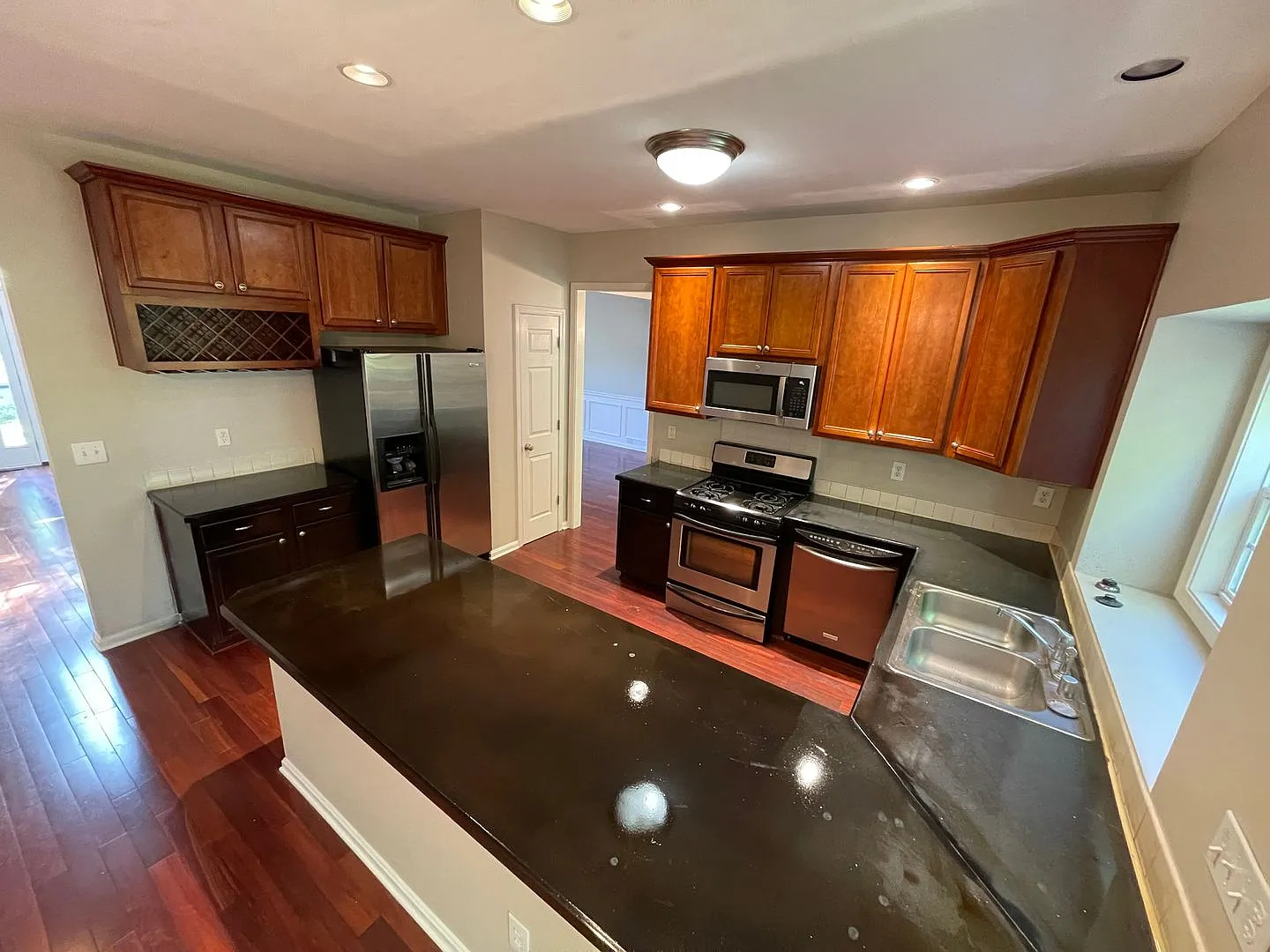 Large Home with Finished Basement & Wet Bar For Rent — Photo 4