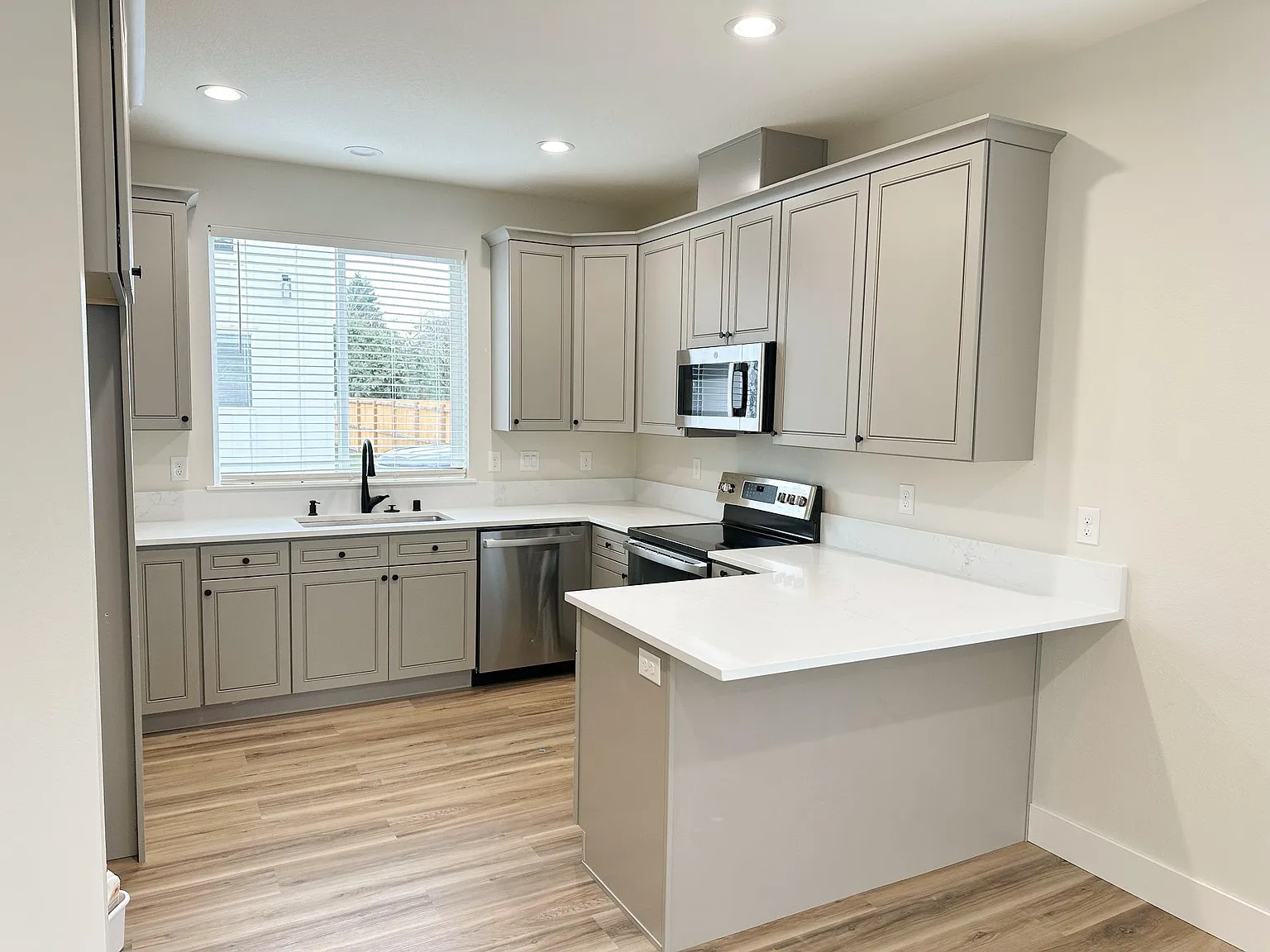 3 bed, 2.5 bath, 1800 sqft, $2,300 — Photo 1