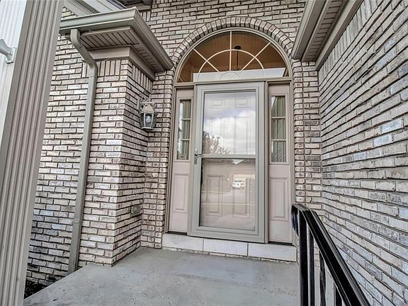 4th image of 32 Forestlake Dr
