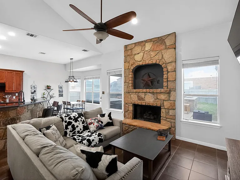 395 Spring Dr — Photo 20
