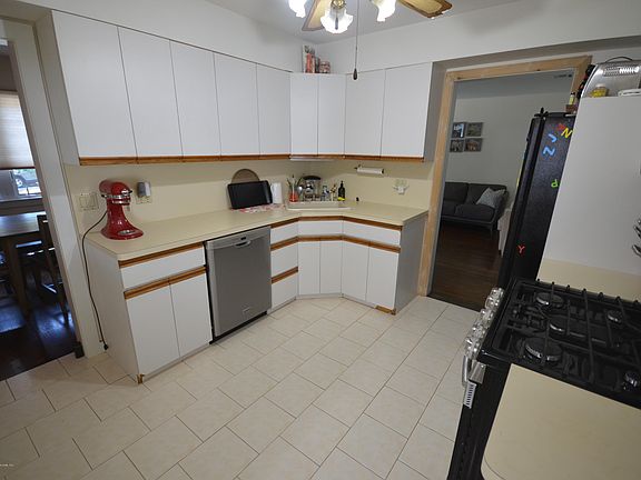 4th image of 1061 Huguenot Ave