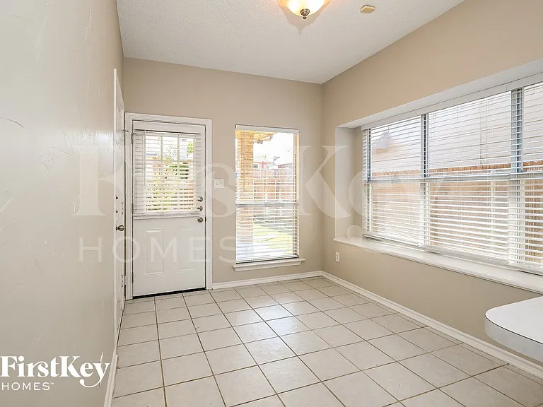 2210 Meadowstone Dr — Photo 4